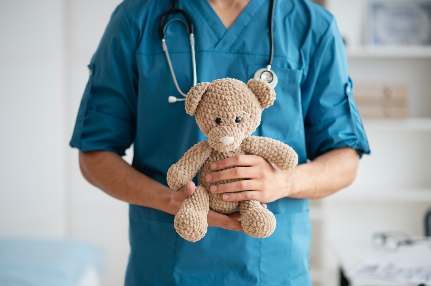 Un médecin tenant un ours en peluche
