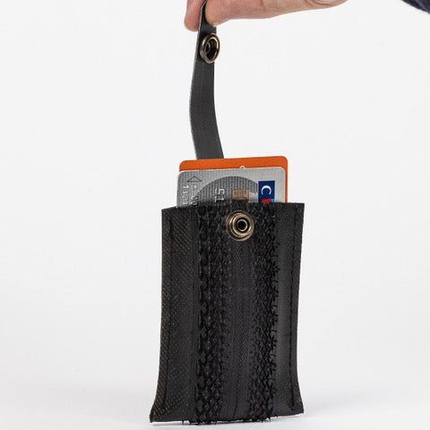 Portefeuille - La vie est Belt sur un fond blanc