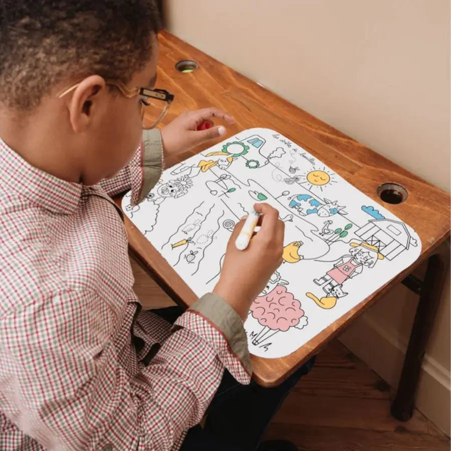 
                  
                    Enfant coloriant un set de table réutilisables Les Drôles de Bouilles
                  
                