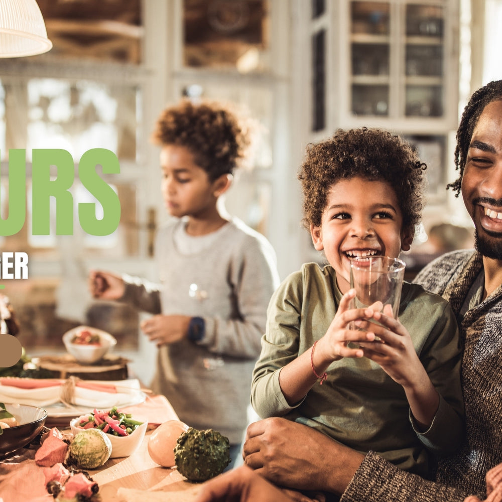 Une famille partageant un repas