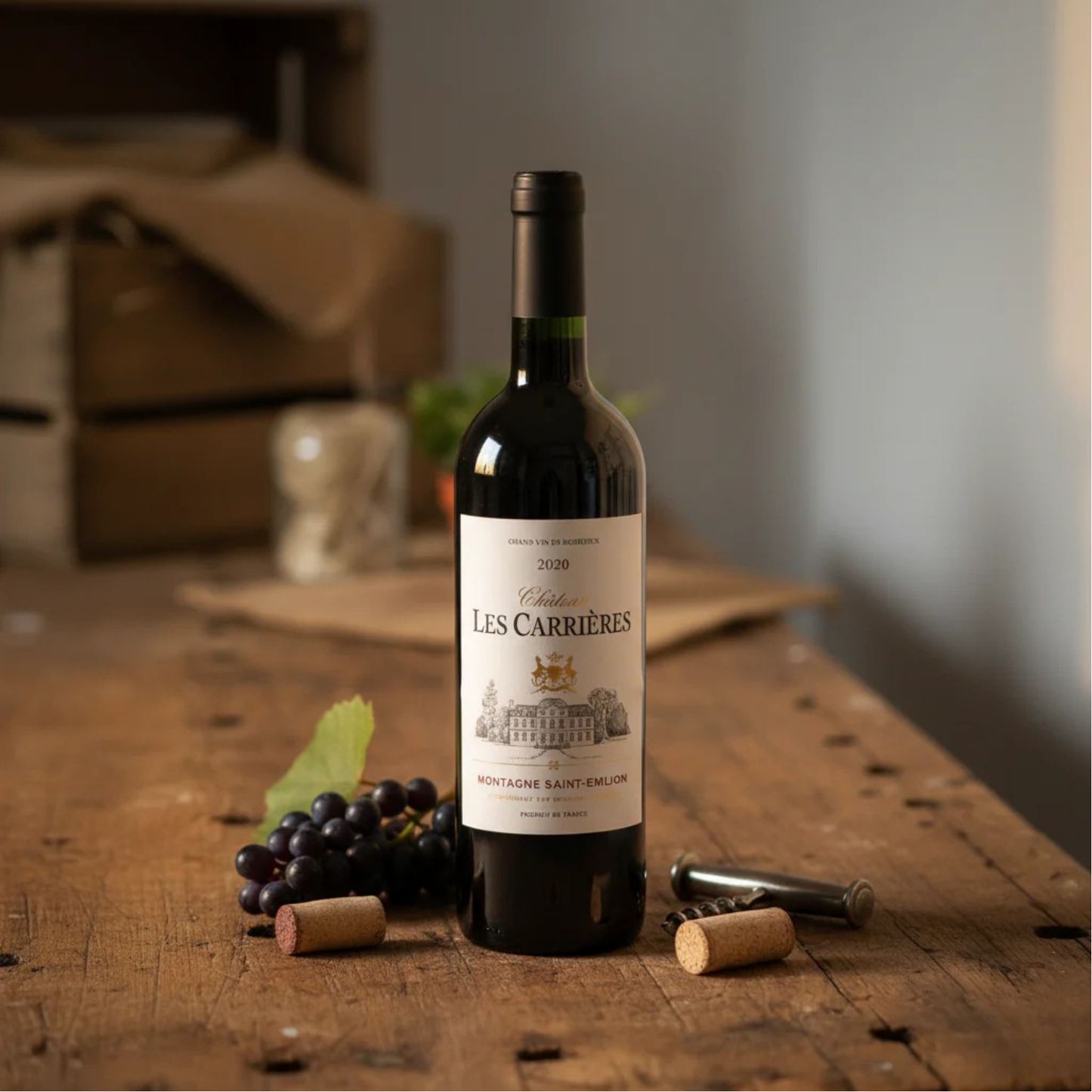 Bouteille de vin Château Les Carrières 2020 sur une table